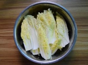 白菜洗净切成4半