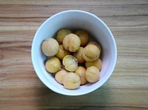 捞出栗子去皮