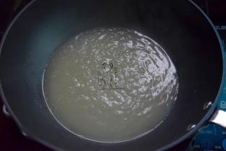 锅中加油加水，放入浓汤宝煮开 （不用浓汤宝就用自己煮的鸡汤肉汤）