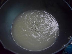 锅中加油加水，放入浓汤宝煮开 （不用浓汤宝就用自己煮的鸡汤肉汤）