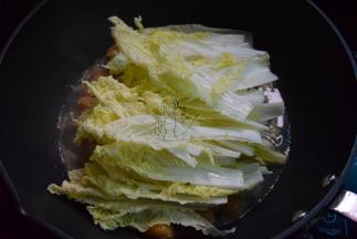 放入白菜炖5分钟