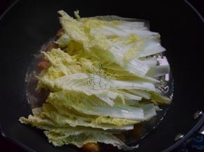 放入白菜炖5分钟