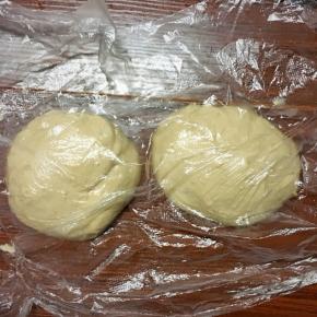 面团称重等分为2个面团、滚圆盖保鲜膜松弛15-20分