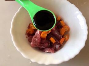 将牛肉洗净后切成条准备一个碗，将牛肉放入，放一勺老抽、将尖椒洗净后切段