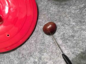 板栗用小刀，在鼓起的那边表面划一刀，尽量划到里面的肉哦