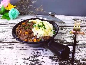 将香葱洗净切碎，揭开盖子撒上葱花即可