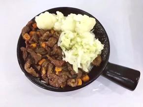 将白菜洗净后切丝开水烫熟捞出摆米饭上