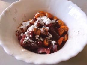 撒上适量淀粉，葡萄酒，黑胡椒粉，白糖腌制半小时