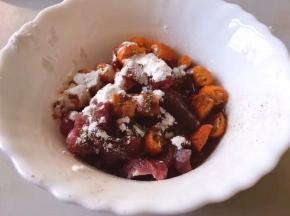 撒上适量淀粉，葡萄酒，黑胡椒粉，白糖腌制半小时