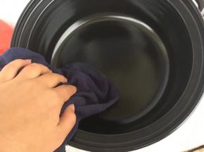 坤博黑乐砂锅用拧干的湿毛巾擦拭一遍（用于烧烤的新锅，必须是干燥的，所以只需要用湿毛巾轻轻擦拭即可，不能用水洗）