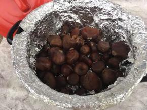 慢慢放入板栗，铺平