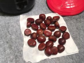 板栗洗净沥干，厨房纸擦干表面水分