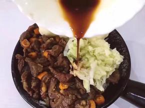 将生抽均匀淋在上面