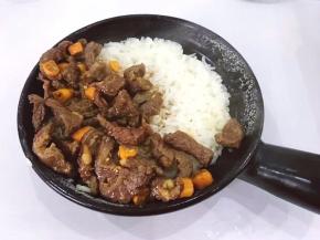 将爆炒好的牛肉条摆在米饭上