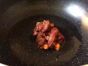 锅里放油，将牛肉条爆炒