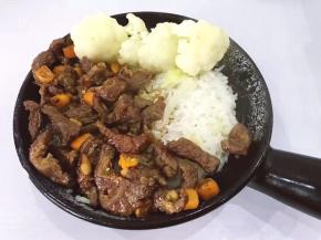 将花菜切小个，用开水烫熟捞出摆米饭上