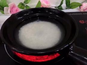 煲里用油刷刷好油，将米提前泡半小时放入煲中，加水，水超过米一个指甲高度即可