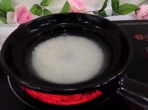 煲里用油刷刷好油，将米提前泡半小时放入煲中，加水，水超过米一个指甲高度即可