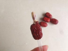 红枣去核，可以用吸管尖的一端在红枣的底部戳进去，红枣核就在吸管里面了