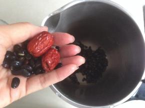 将黑豆和红枣放进豆浆机里