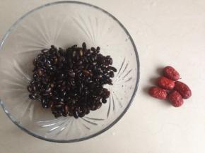 黑豆提前浸泡好，我一般临睡前泡豆，第二天早上就可以榨豆浆了