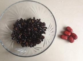 黑豆提前浸泡好，我一般临睡前泡豆，第二天早上就可以榨豆浆了