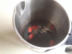 加入适量的清水，不超过刻度线