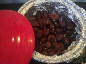 15分钟的时候开盖翻炒一下让底部的栗子上来，受热均匀
30分钟，已有香味飘出，烤板栗完成后不用立马拿出，利用砂锅耐热的余温再焖5分钟即可（开盖的时候记得戴上手套防烫哦）