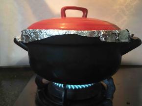 盖上盖子，中小火30分钟慢慢开烤（烤的时间根据板栗德大小而定）