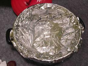 取3张锡纸，用米字的方法慢慢铺满砂锅底部，能够更好的隔开砂锅内壁，高于砂锅的锡纸露在边缘，有利于烧烤的时候排出多余水蒸气