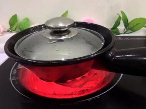 表面滴几滴油，盖上锅盖