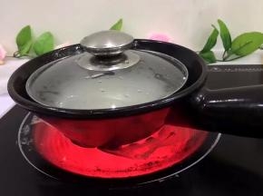 表面滴几滴油，盖上锅盖