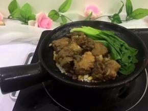 将豆鼓用碗装起来，泡水，半小时，将豆鼓捞出，摆米饭上，排骨依次码好，将青菜摆好