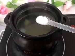 放入一勺盐调味