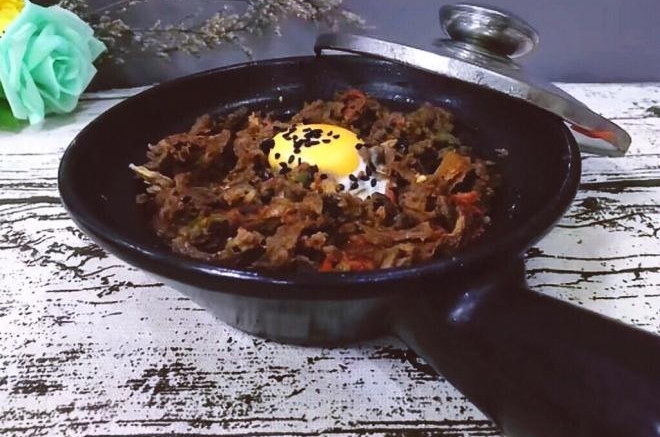 辣椒牛肉丝煲仔饭