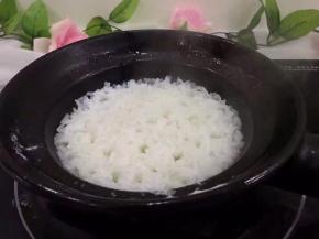 当米饭成型，还能见到水时