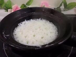 当米饭成型，还能见到水时