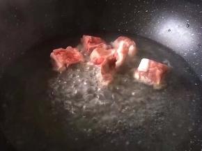 锅里放入水，烧开后将排骨放入