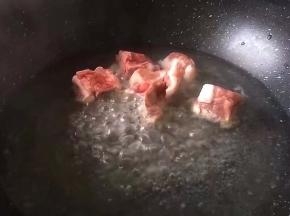 锅里放入水，烧开后将排骨放入