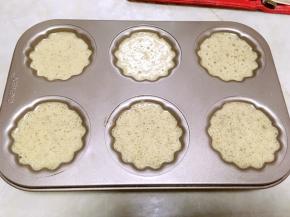 将翻拌均匀的面糊倒入模具，入烤箱烤30分钟