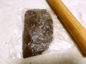 之后装入保鲜袋，用擀面杖擀碎