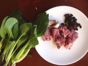 将排骨，大蒜，豆鼓，上海青准备好