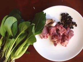 将排骨，大蒜，豆鼓，上海青准备好