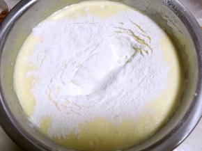 过筛低筋面粉，翻拌均匀