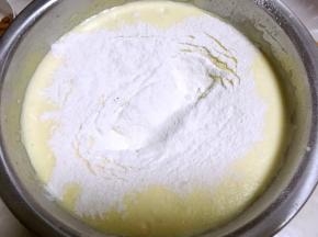 过筛低筋面粉，翻拌均匀