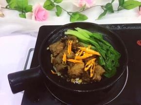 将尖椒洗净切碎摆上将之前的排骨汁淋入，焖十分钟