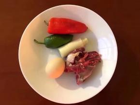 将牛肉，大葱，红椒，青椒，鸡蛋准备好