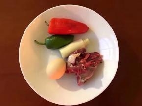 将牛肉，大葱，红椒，青椒，鸡蛋准备好