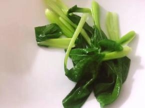 将上海青去尾部，洗净，放开水中烫一分钟捞出沥干水分