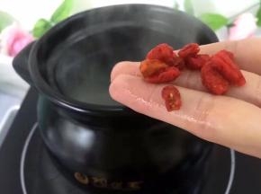 将苟记洗净后放入煲内在炖5分钟